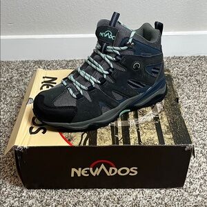 Nevados Women's Gray and Black‎ Athletic Shoes